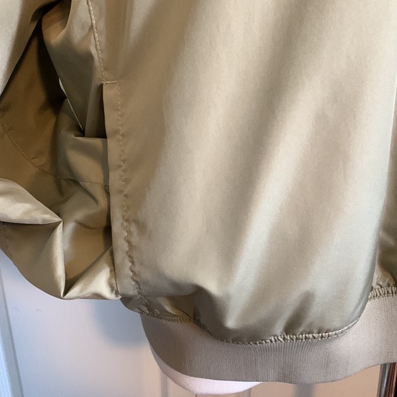 Mens nylon and polyester v-neck pullover. - Picture 3 of 6